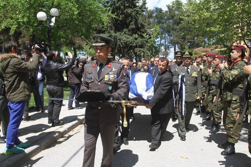 «Σ’ αγαπάμε. Δε θα σε ξεχάσουμε ποτέ»: Θρήνος στο τελευταίο αντίο στον κυβερνήτη του μοιραίου Χιούι (εικόνες & βίντεο)